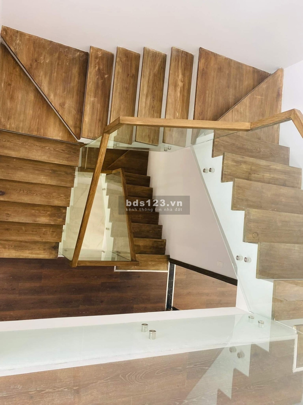 Bán nhà phố chính chủ full nội thất gỗ dính tường Verosa Park giá chỉ 15.XX tỷ đồng