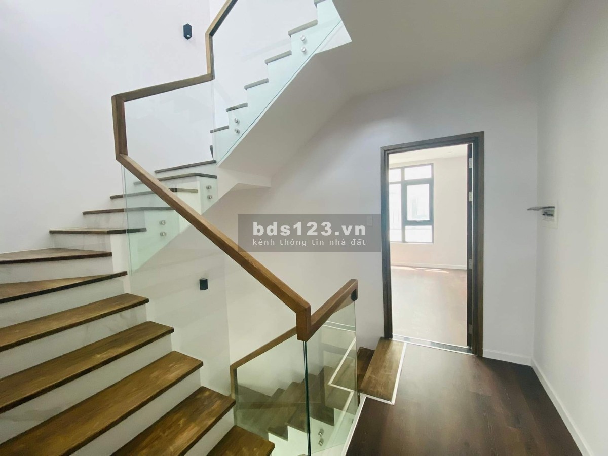 Bán nhà phố chính chủ full nội thất gỗ dính tường Verosa Park giá chỉ 15.XX tỷ đồng