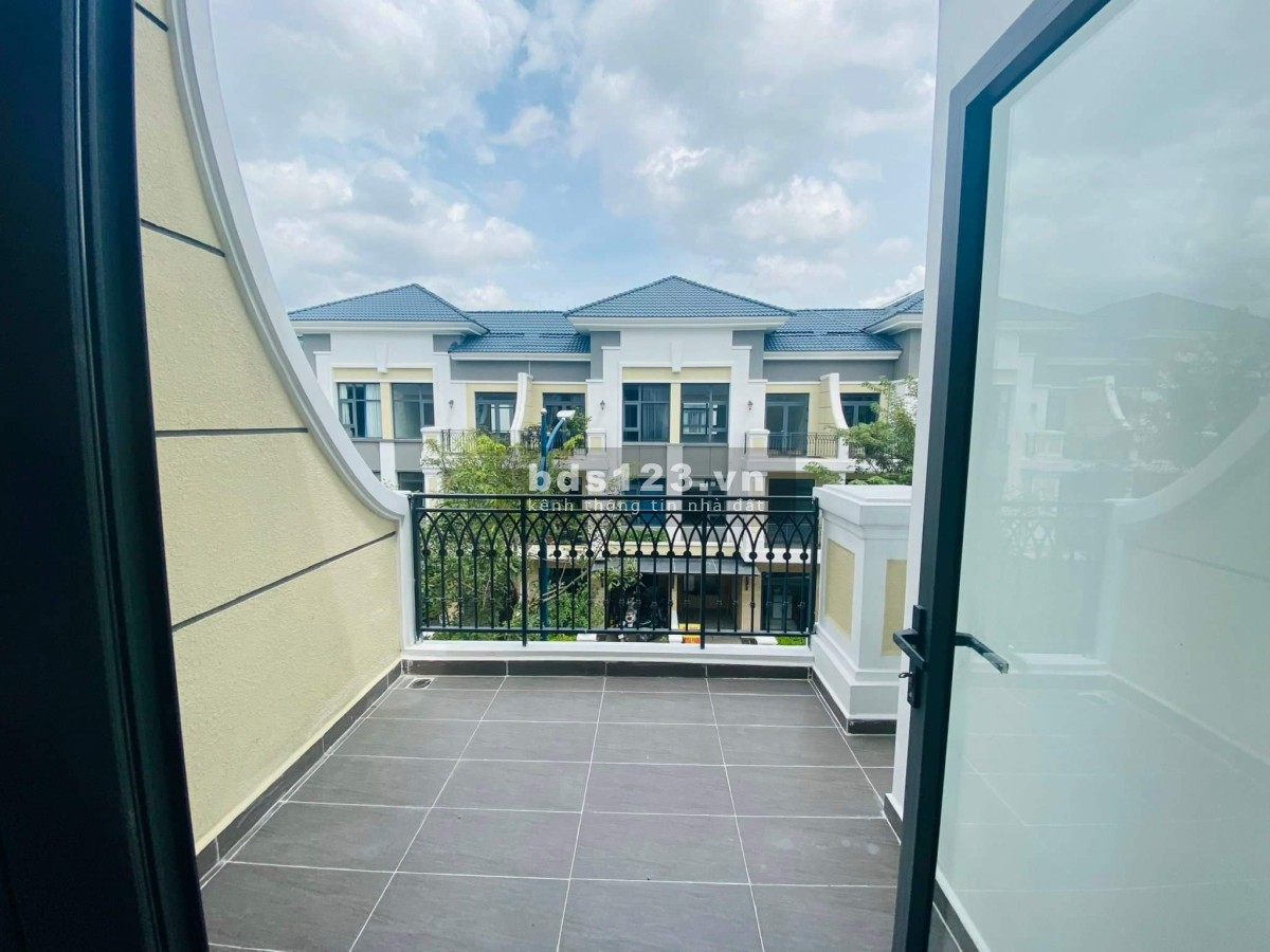 Bán nhà phố chính chủ full nội thất gỗ dính tường Verosa Park giá chỉ 15.XX tỷ đồng