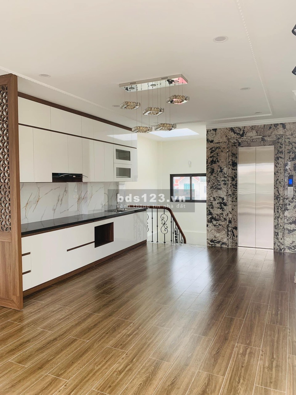Bán nhà mặt hồ, mặt phố Yên Hoa Tây Hồ view hồ kinh doanh thang máy hơn 22 tỷ