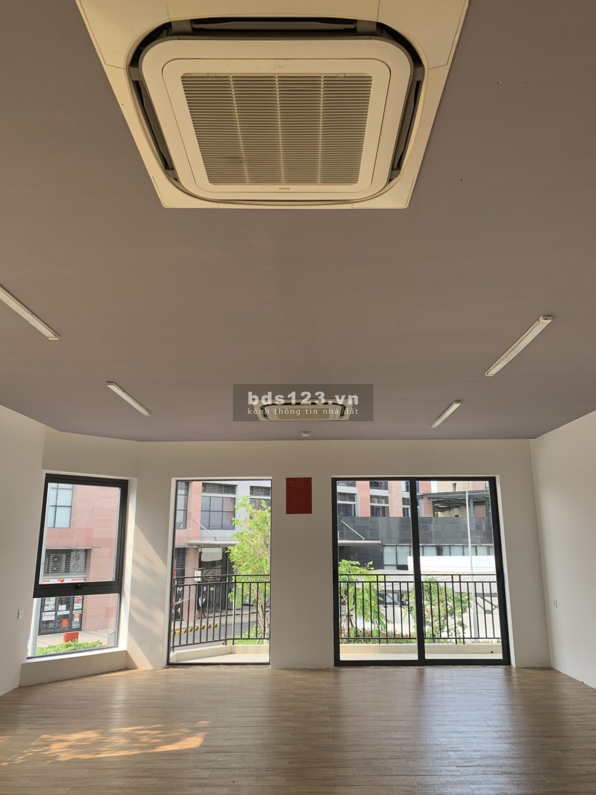 Cho thuê nhà 2 mặt tiền đối diện The Sun Avenue trên 500m2 Quận 2