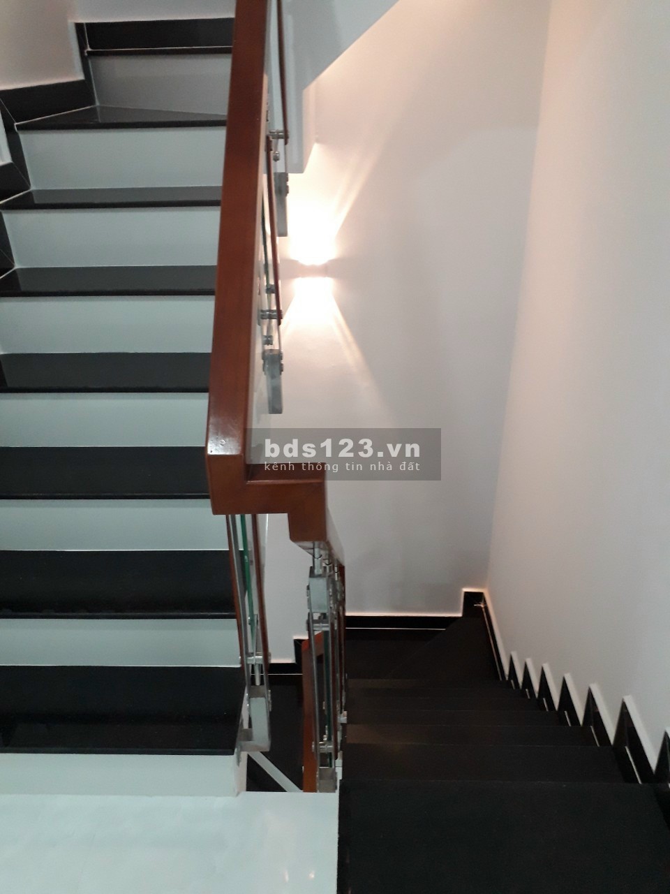 Bán nhà 4 tầng Nguyễn Hồng Đào, tiện ở mở Cty, cho thuê, 5.5 tỷ