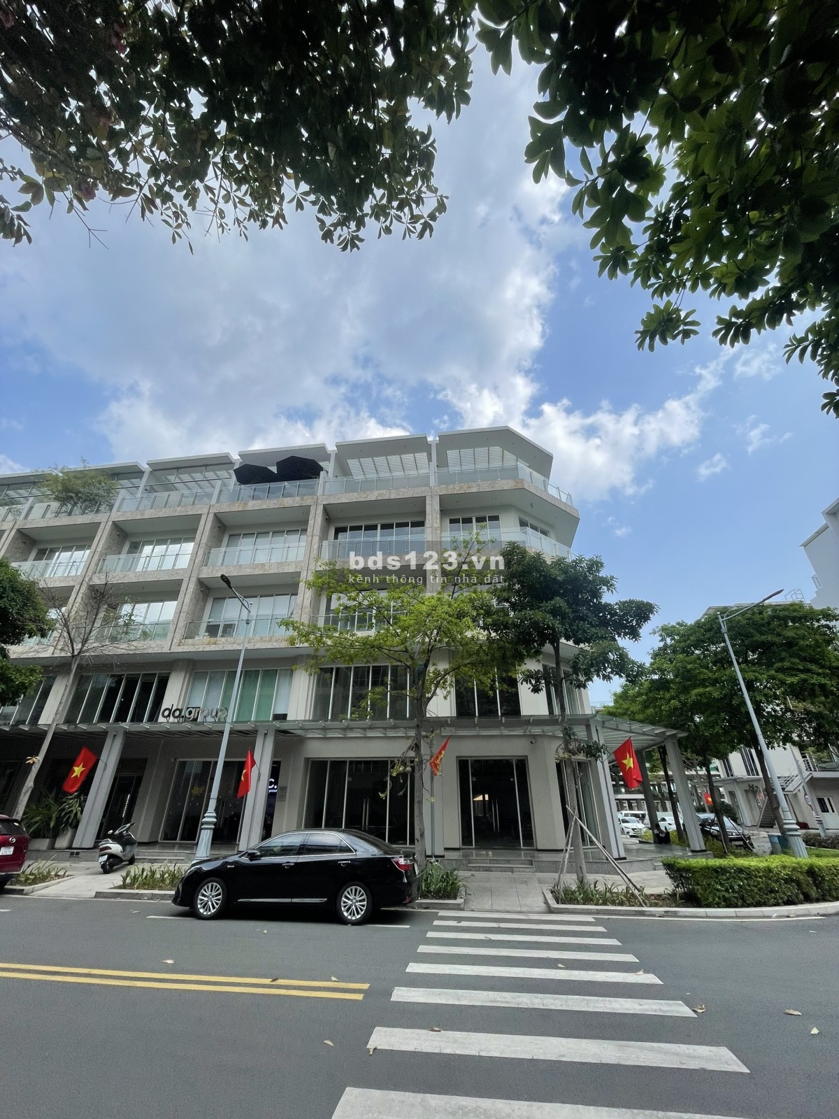 Cho thuê nhà nguyên căn cặp căn góc SARITOWN KĐT Sala GIÁ VỪA GIẢM 1000$ (12.8x21.5m)
