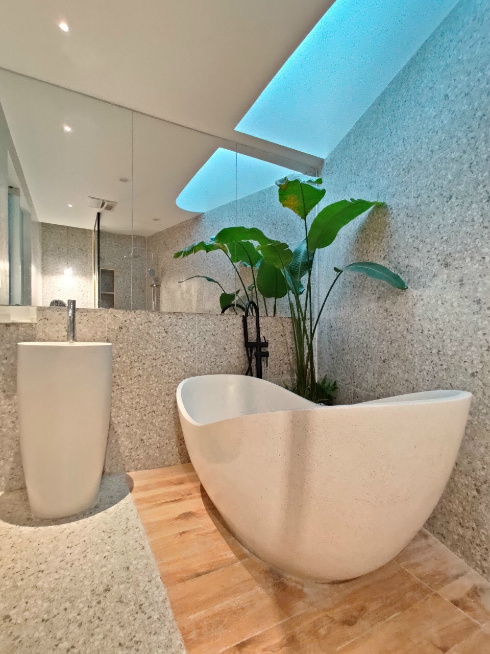 NHÀ ĐẸP XUẤT SẮC Hoàng Ngân Nhà nghệ sỹ nổi tiếng, thiết kế siêu độc, 5 tầng, nhỉnh 5 tỷ