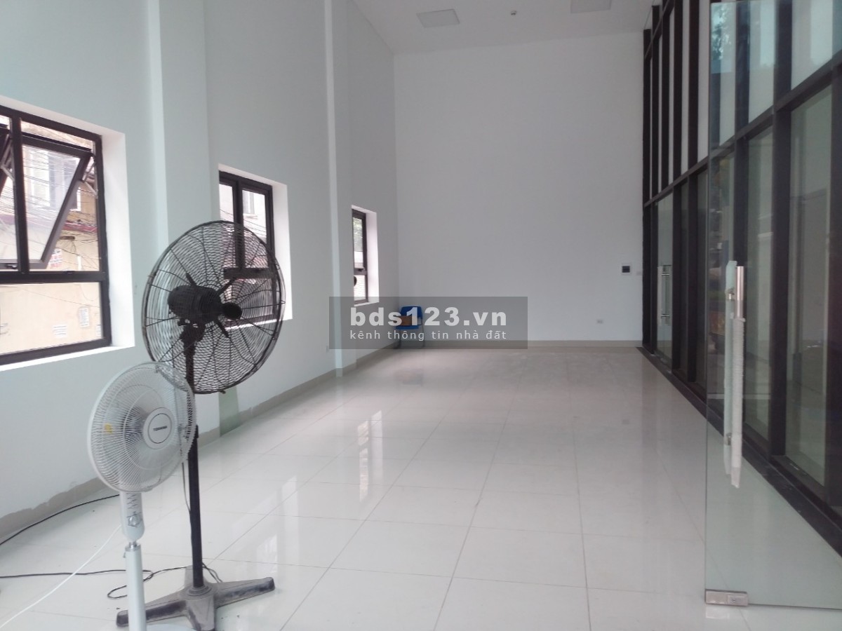 Cho thuê mặt bằng 58m2 chân tòa VP phố Ngọc Khánh