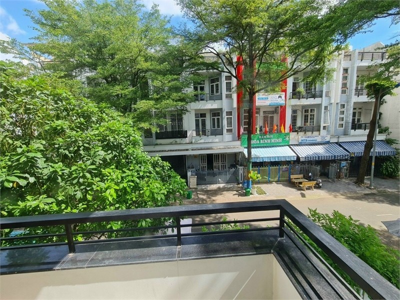 Bán biệt thự KDC Gia Hòa Quận 9, DT: 7x20m, 1 trệt 3 lầu, full nội thất giá 13.5 tỷ TL