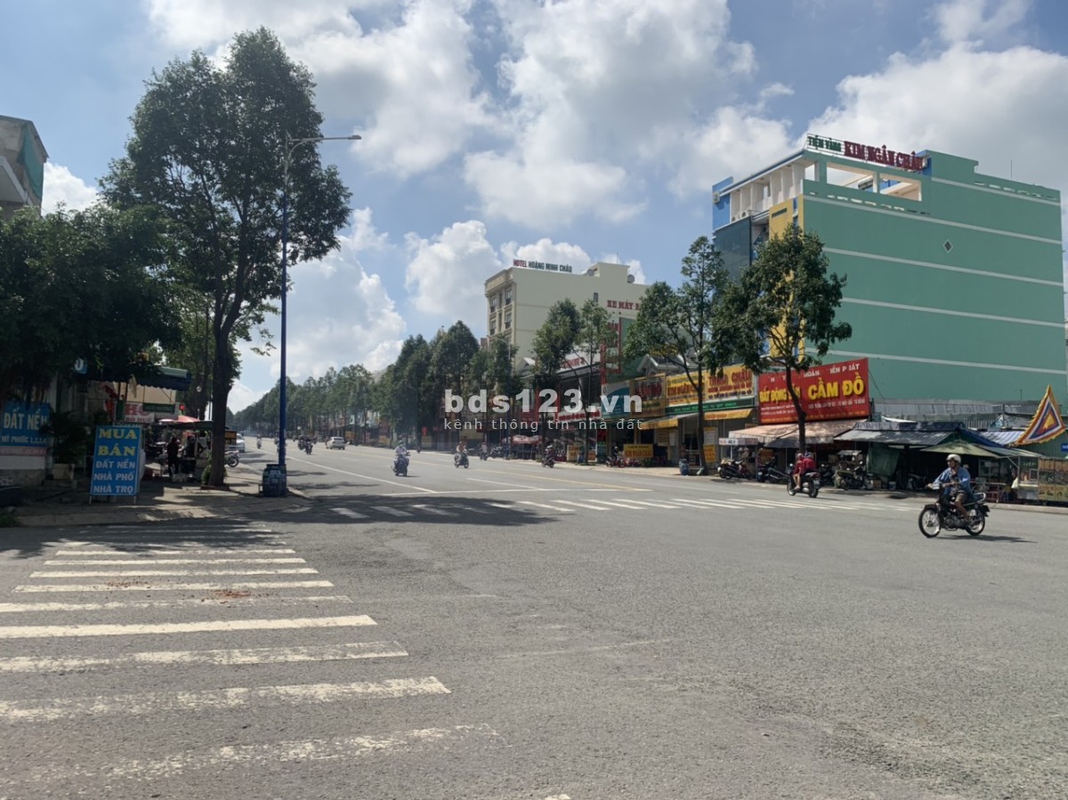 Cô Kim cần bán gấp lô đất 300m (10MX30M) và 2 dãy nhà trọ cho thuê 20 triệu, đường nhựa lớn