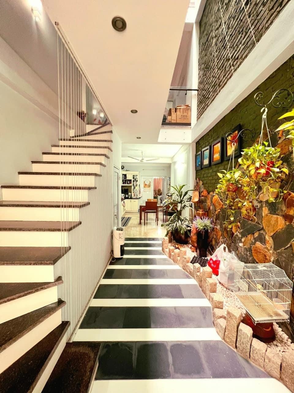 Bán nhà ngõ 358 Bùi Xương Trạch, nhỉnh 8 tỷ, 4 tầng, 66m2, MT 3.3m, ngõ ô tô tránh
