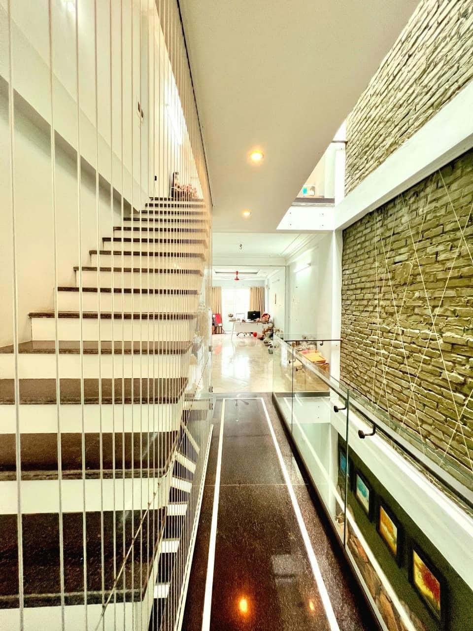 Bán nhà ngõ 358 Bùi Xương Trạch, nhỉnh 8 tỷ, 4 tầng, 66m2, MT 3.3m, ngõ ô tô tránh