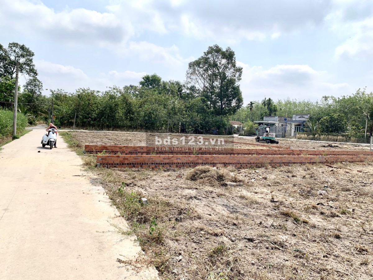 Ngộp cần bán gấp lô đất diện tích 358M2 góc full thổ cư 2 mặt tiền đường
