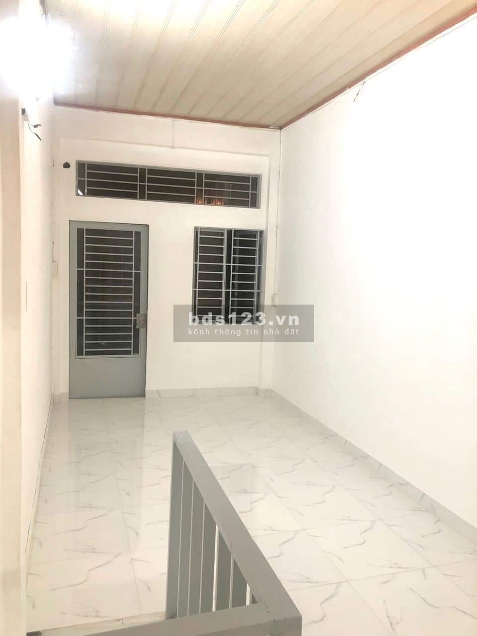 Bán nhà mặt tiền nhỏ xinh, hẻm xe hơi
