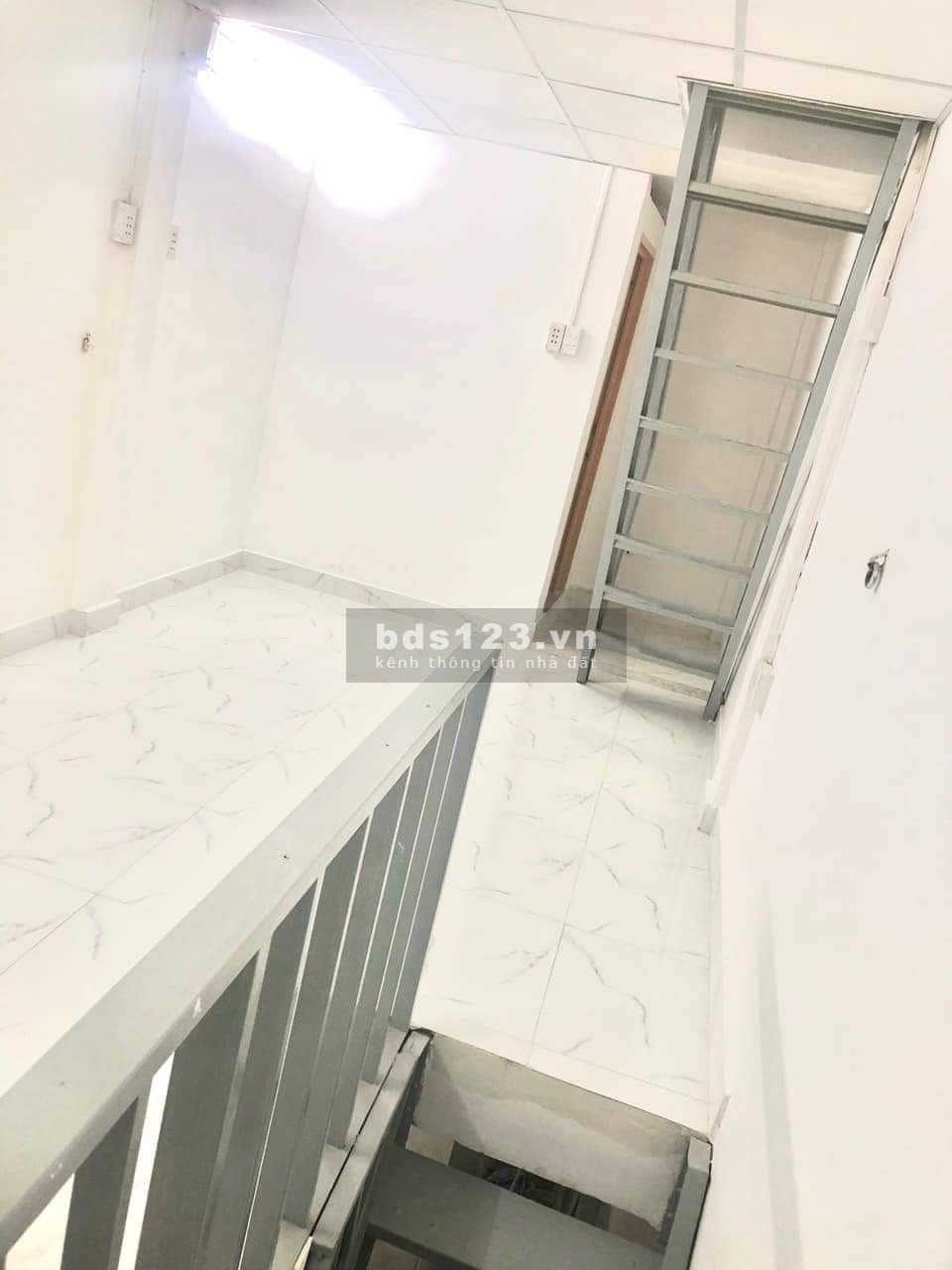 Bán nhà mặt tiền nhỏ xinh, hẻm xe hơi