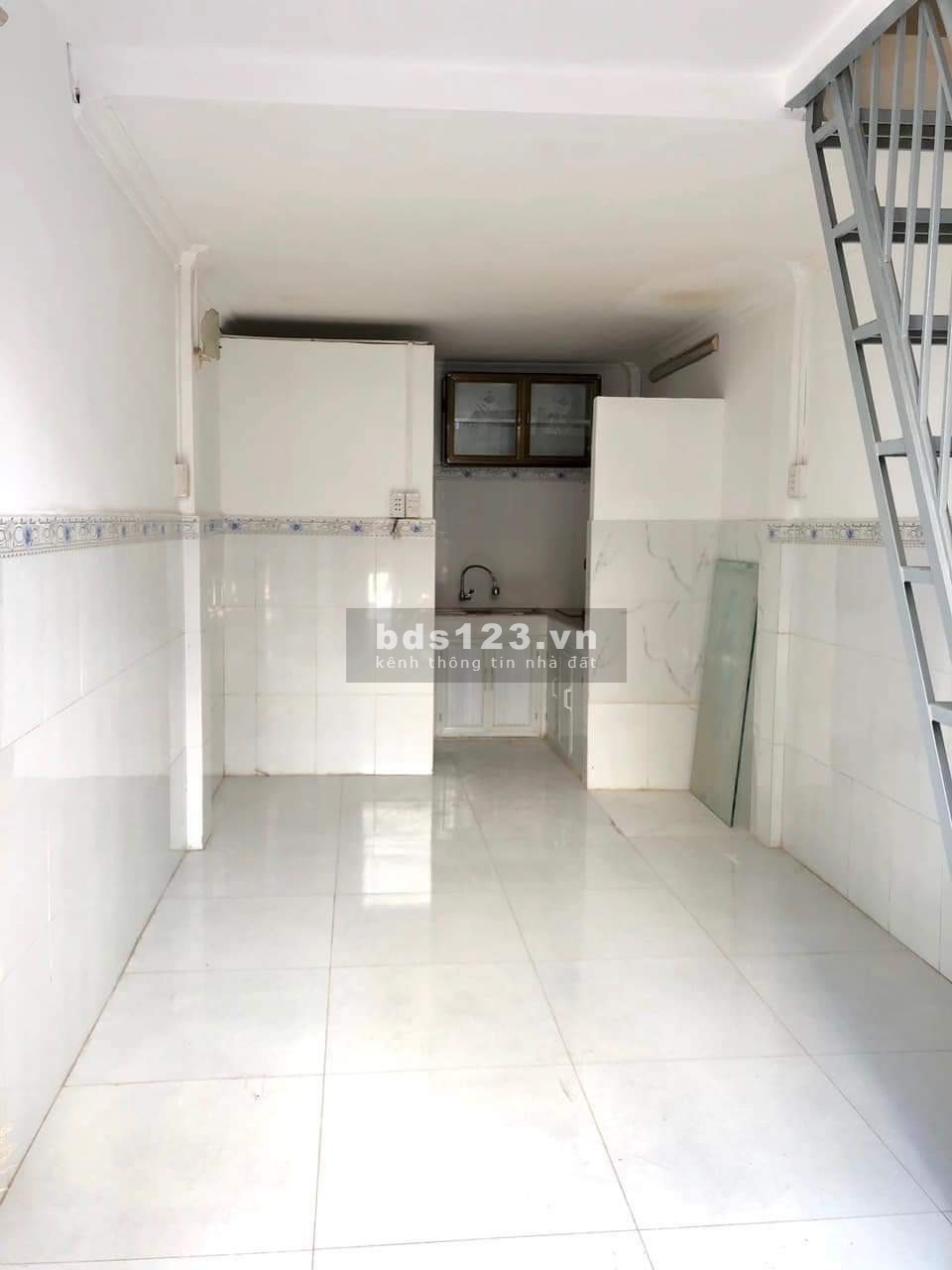 Bán nhà mặt tiền nhỏ xinh, hẻm xe hơi