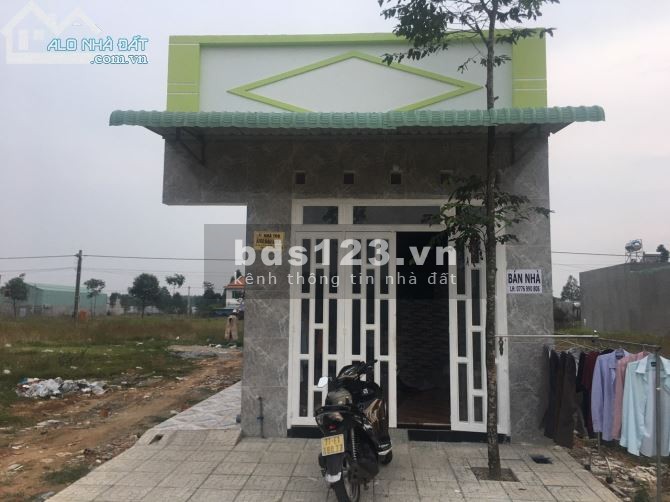 Chính chủ cần bán căn nhà cấp 4 và 4 phòng trọ mặt tiền kinh doanh, SHR, gần chợ KCN Mỹ Phước 3.