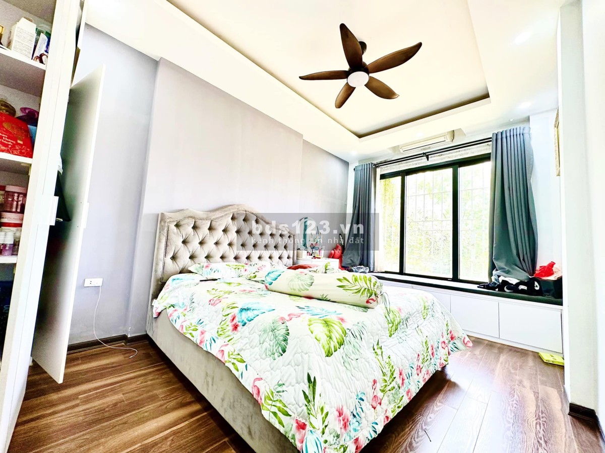 Bán nhà Bồ Đề cho khách mua ở, lô góc 38m2 x 5 tầng, dân trí cao có Camera 24/24