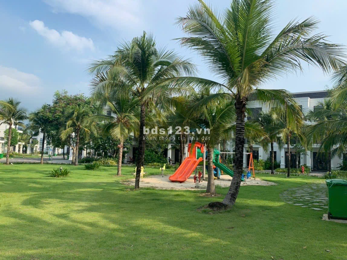 Cần bán lại căn biệt thự mặt tiền đường lớn mini sân golf West lakes golf villas giá 3 tỷ 600