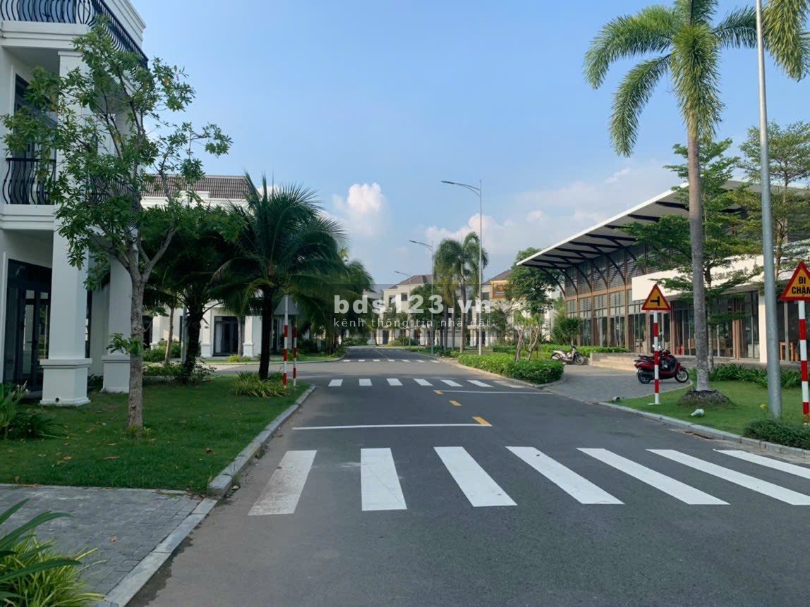 Cần bán lại căn biệt thự mặt tiền đường lớn mini sân golf West lakes golf villas giá 3 tỷ 600