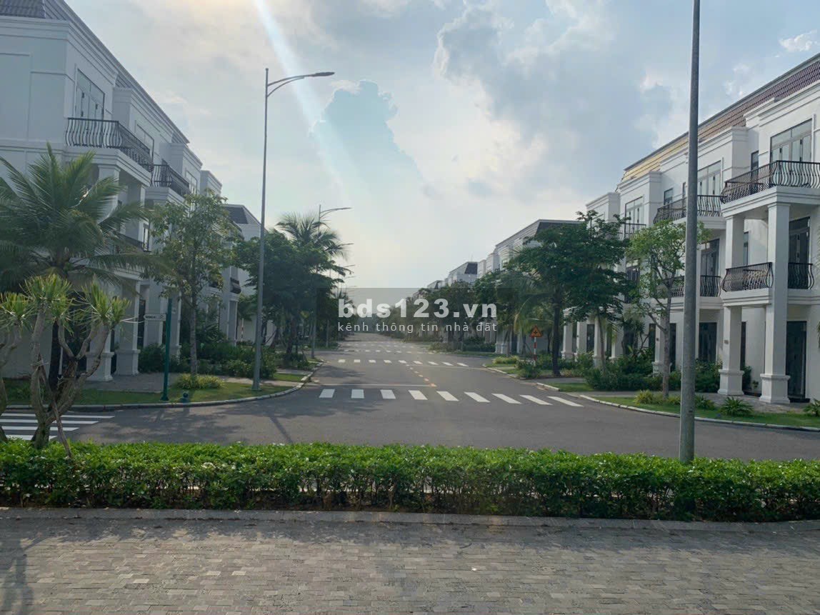 Cần bán lại căn biệt thự mặt tiền đường lớn mini sân golf West lakes golf villas giá 3 tỷ 600