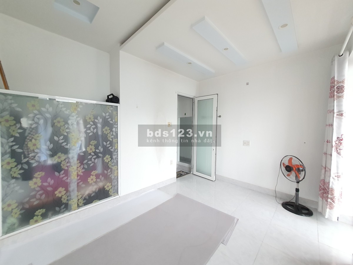 CHO THUÊ PHÒNG BAN CÔNG TẦNG 3 NHÀ NGUYÊN CĂN – CẠNH NHÀ THỜ LẠC QUANG, QUẬN 12 (2,5TR/THÁNG)