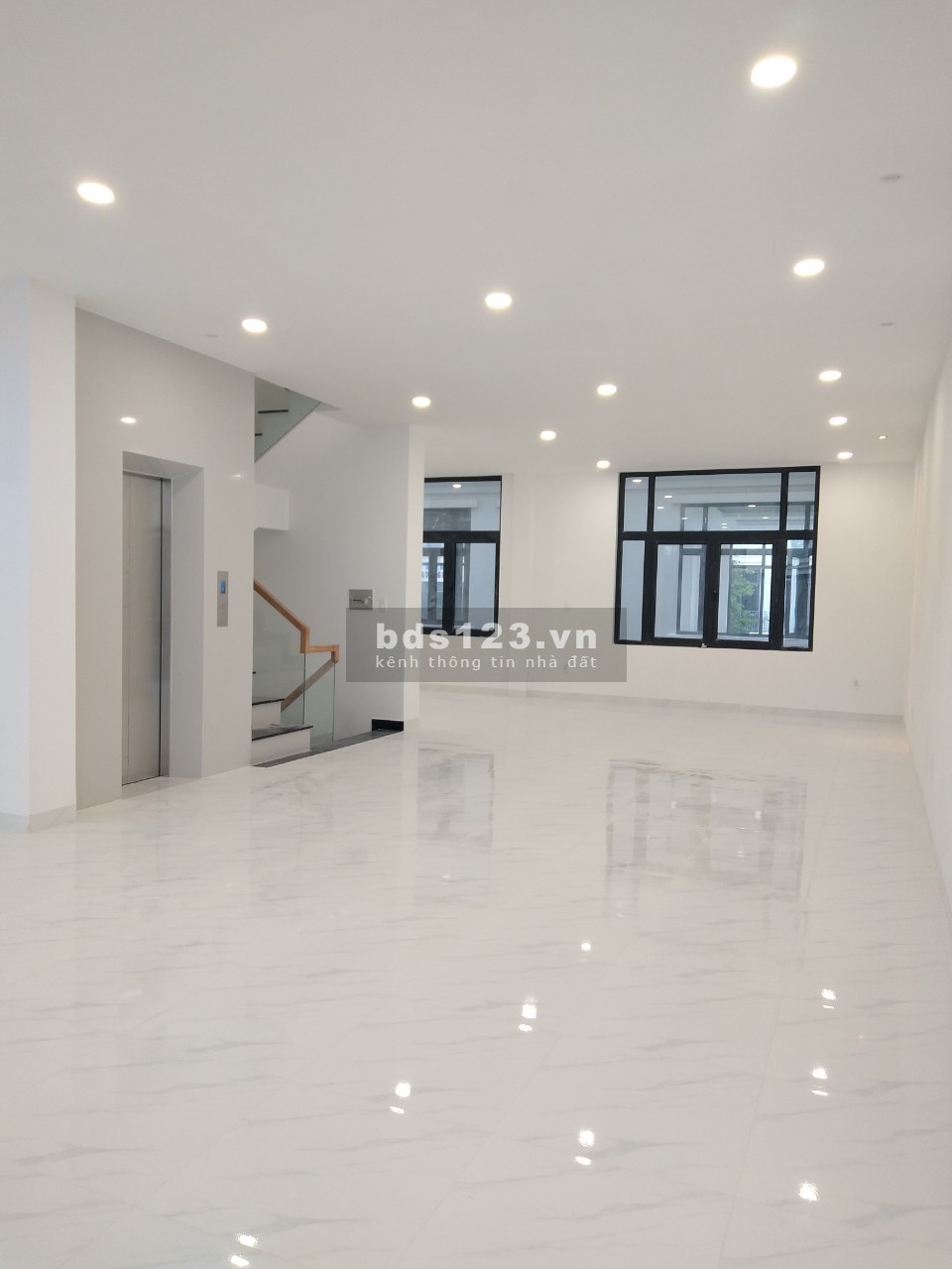 Cho thuê Shophouse 126m2 hoàn thiện có thang máy chỉ 40 triệu/ tháng