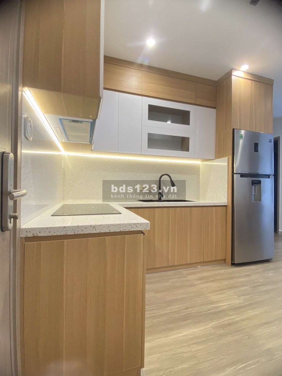 (mới) Bán gấp căn 2PN1WC, đủ đồ đẹp ở ngay, DT: 60m2 giá 2,4 tỷ khu GS tại Vinhomes Smart City