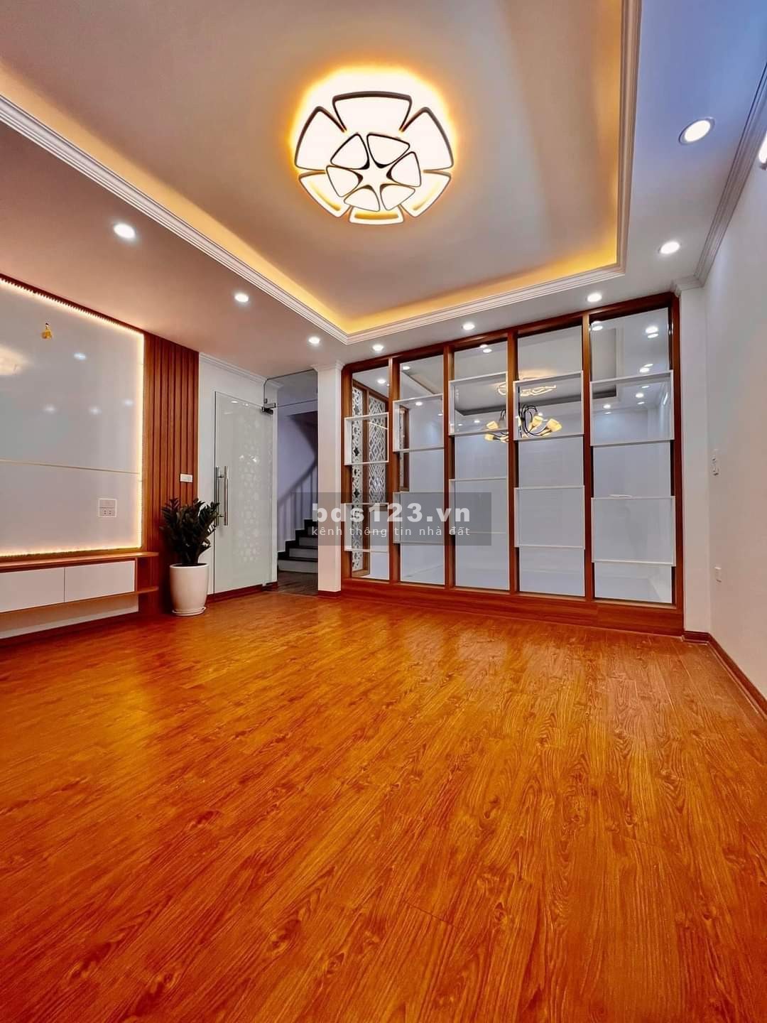 Bán nhà phố Nguyễn Văn Cừ siêu RẺ-ĐẸP-THOÁNG