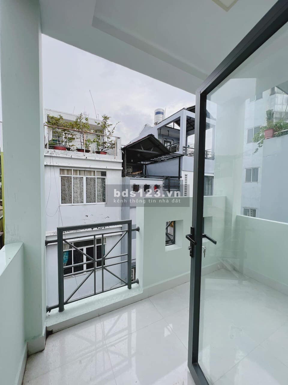 Bán nhà vip quận 3 - hơn 5 tỷ 3 tầng mới đẹp - hẻm 3m.