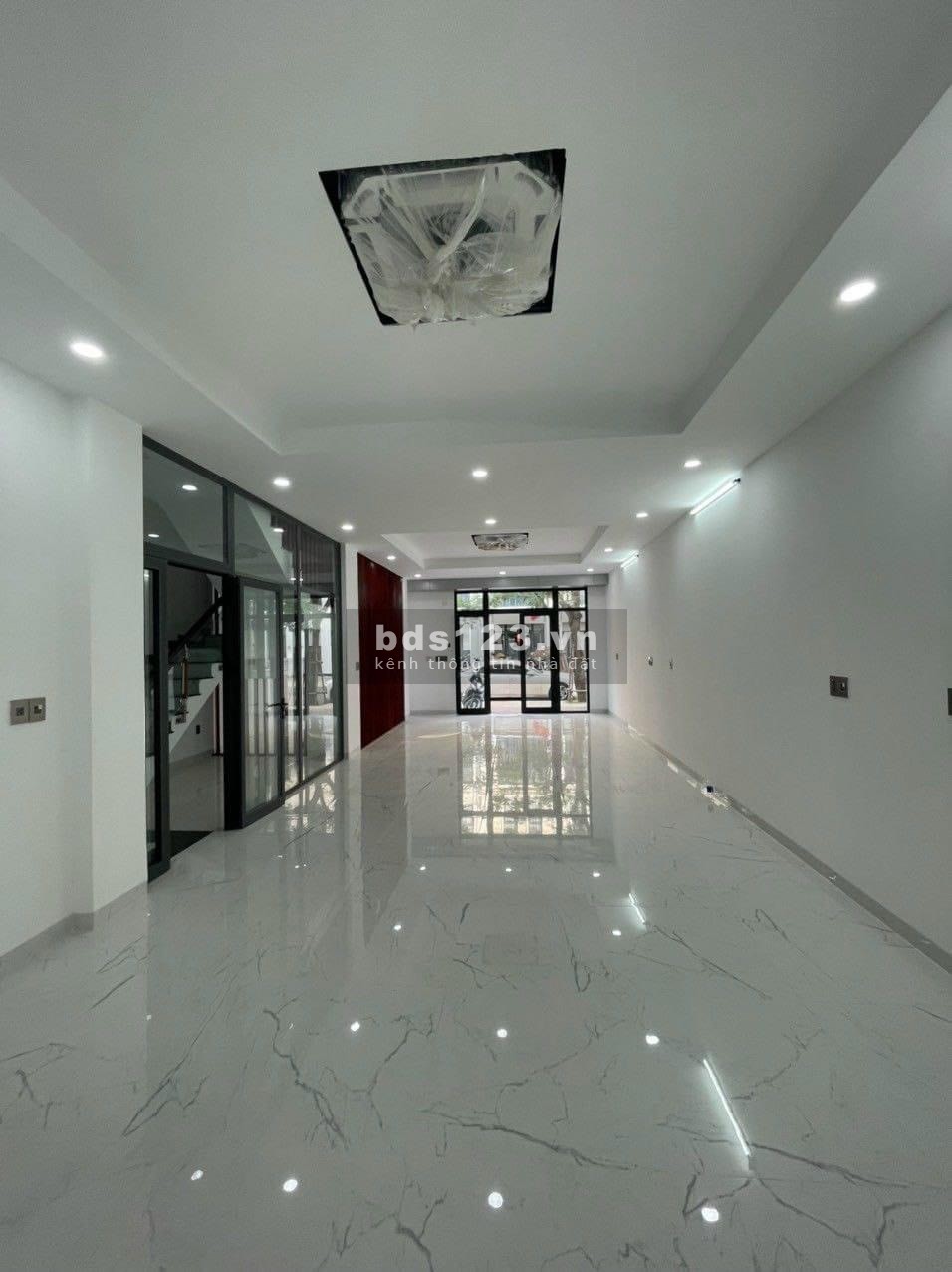 Cho thuê tầng nhà phố làm văn phòng 126m2 Vinhomes Q9 chỉ từ 15 triệu