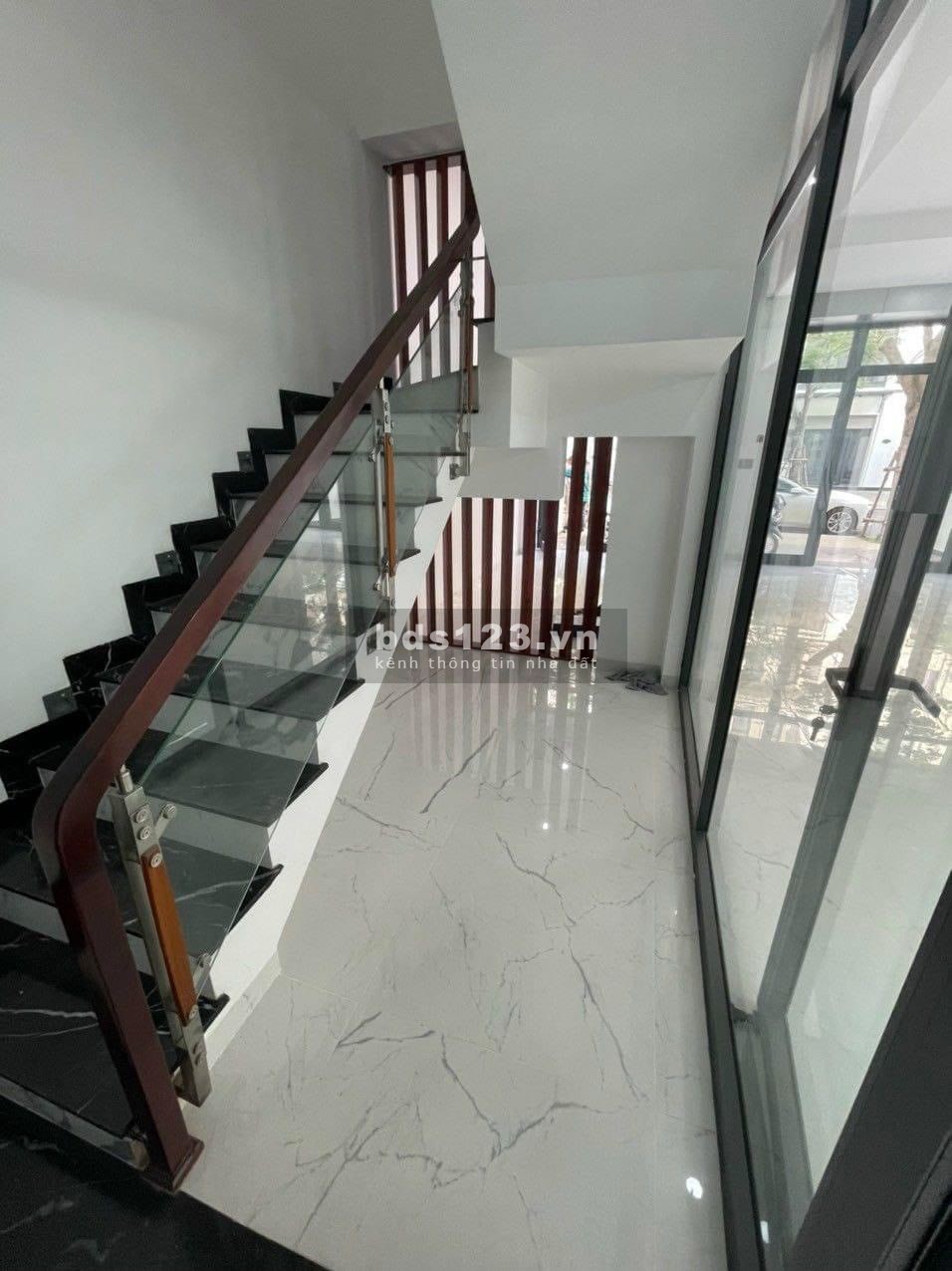 Cho thuê tầng nhà phố làm văn phòng 126m2 Vinhomes Q9 chỉ từ 15 triệu