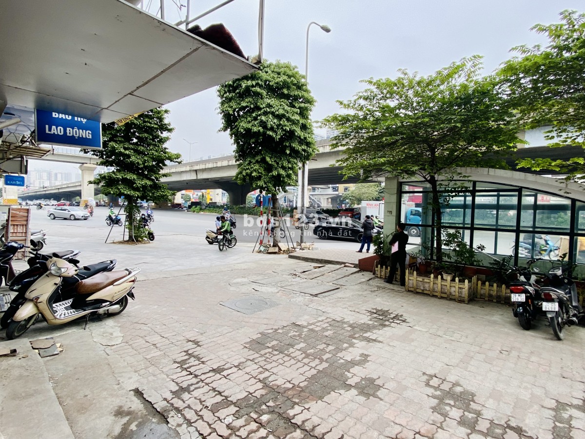 Cho thuê tầng 1 làm VP hoặc cửa hàng nhà mặt đường đường Nguyễn Xiển, 34m2, mặt tiền 3,4m, có wc.
