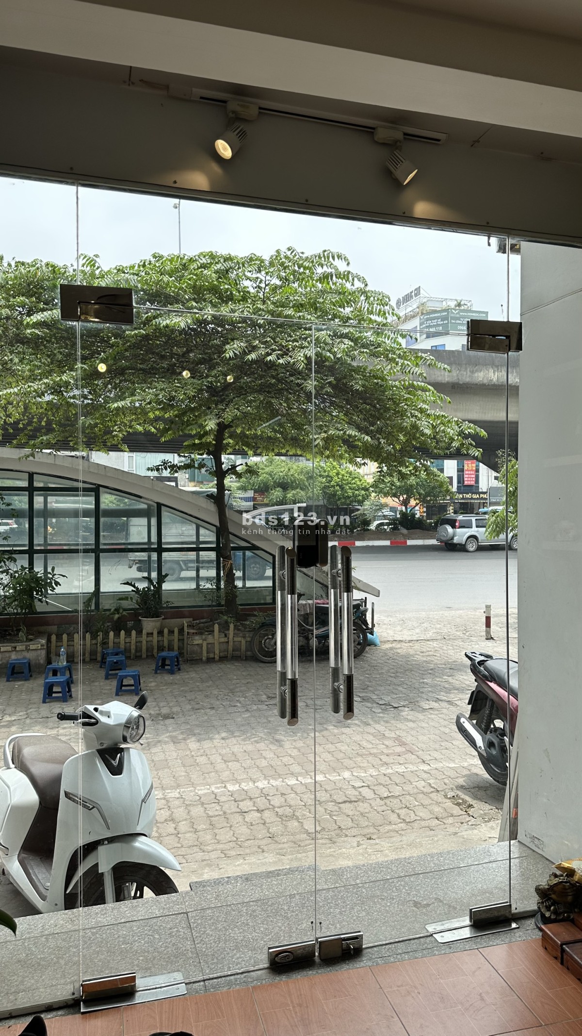 Cho thuê tầng 1 làm VP hoặc cửa hàng nhà mặt đường đường Nguyễn Xiển, 34m2, mặt tiền 3,4m, có wc.