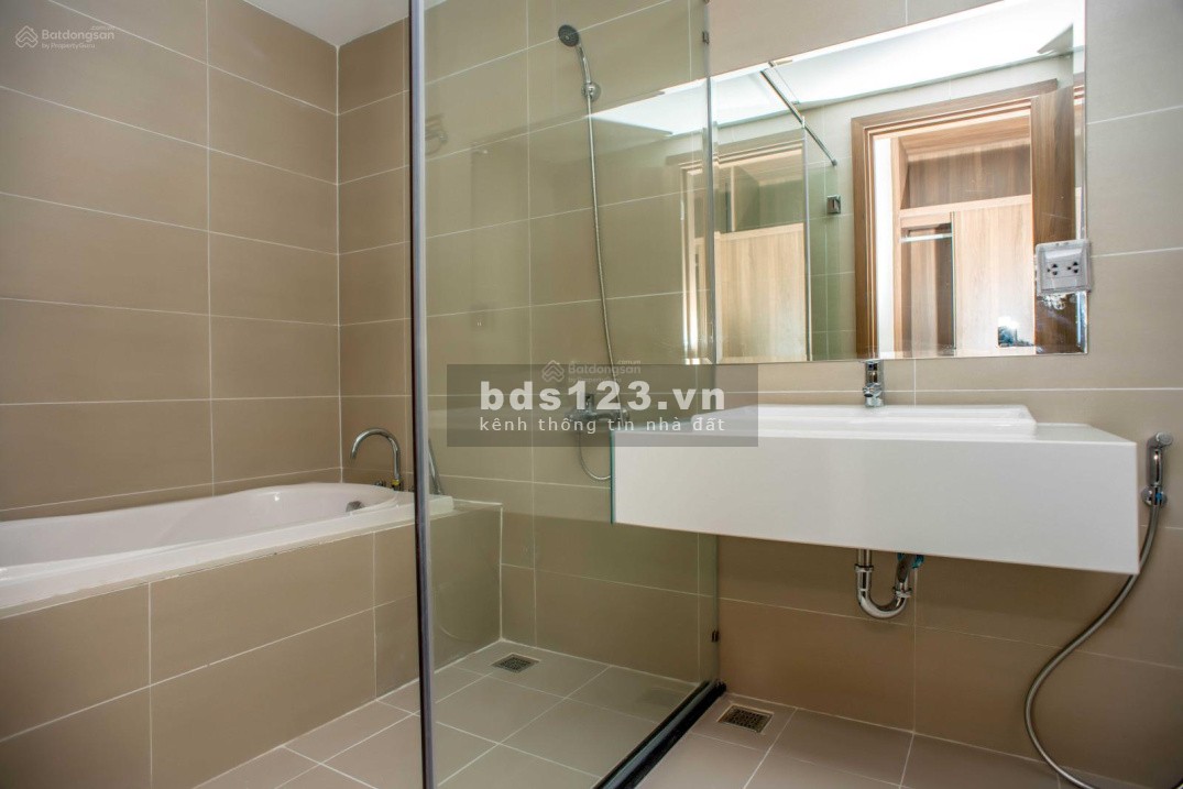 Cho thuê căn hộ 2 phòng ngủ de capella, dt 76m2, view landmark 81 giá 13,5 triệu.