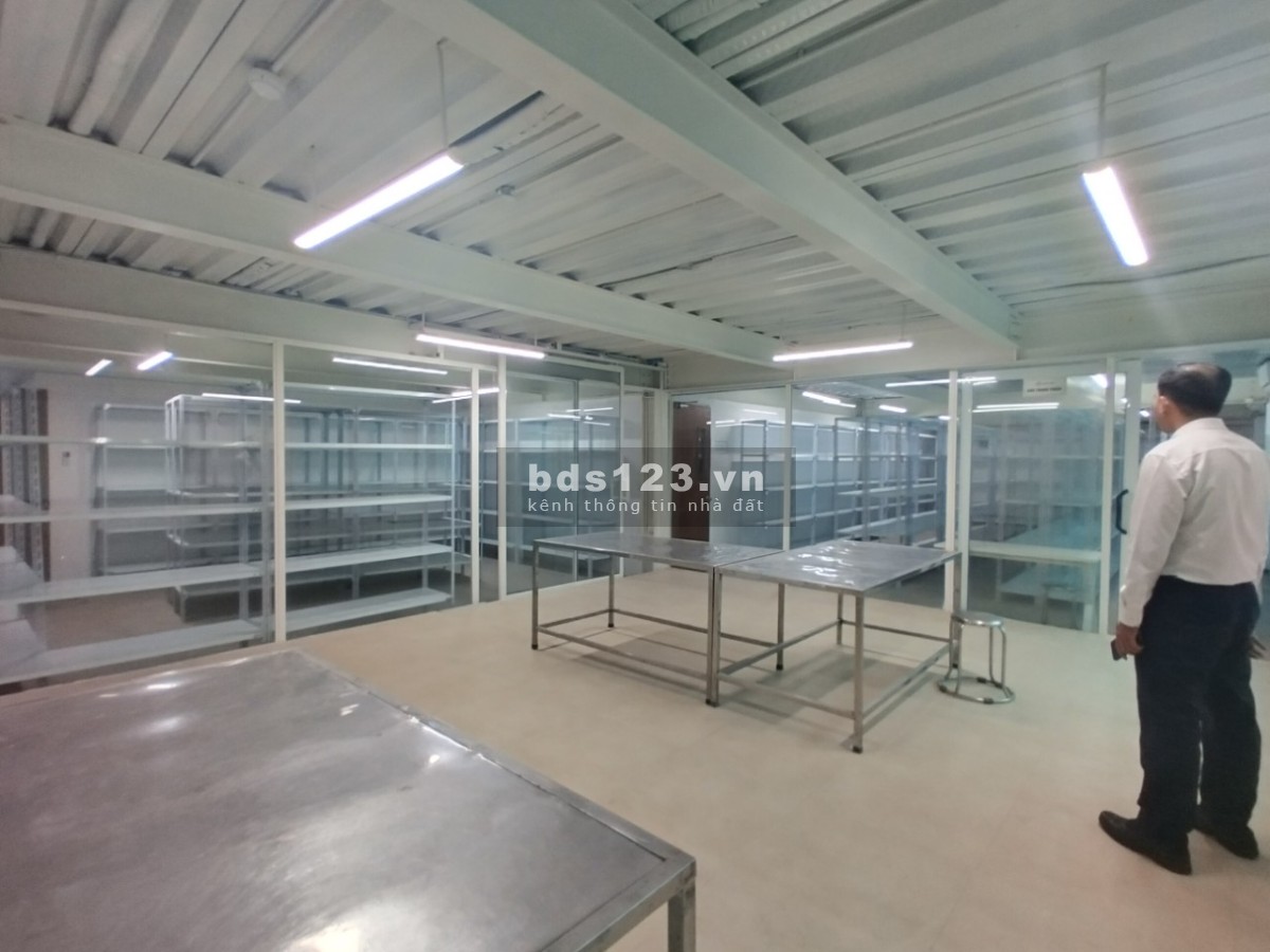 Cho thuê mặt bằng kho 550m2 ở Tôn Đức Thắng. Có sẵn phòng khử trùng, phòng lạnh. Thuê mọi lĩnh vực