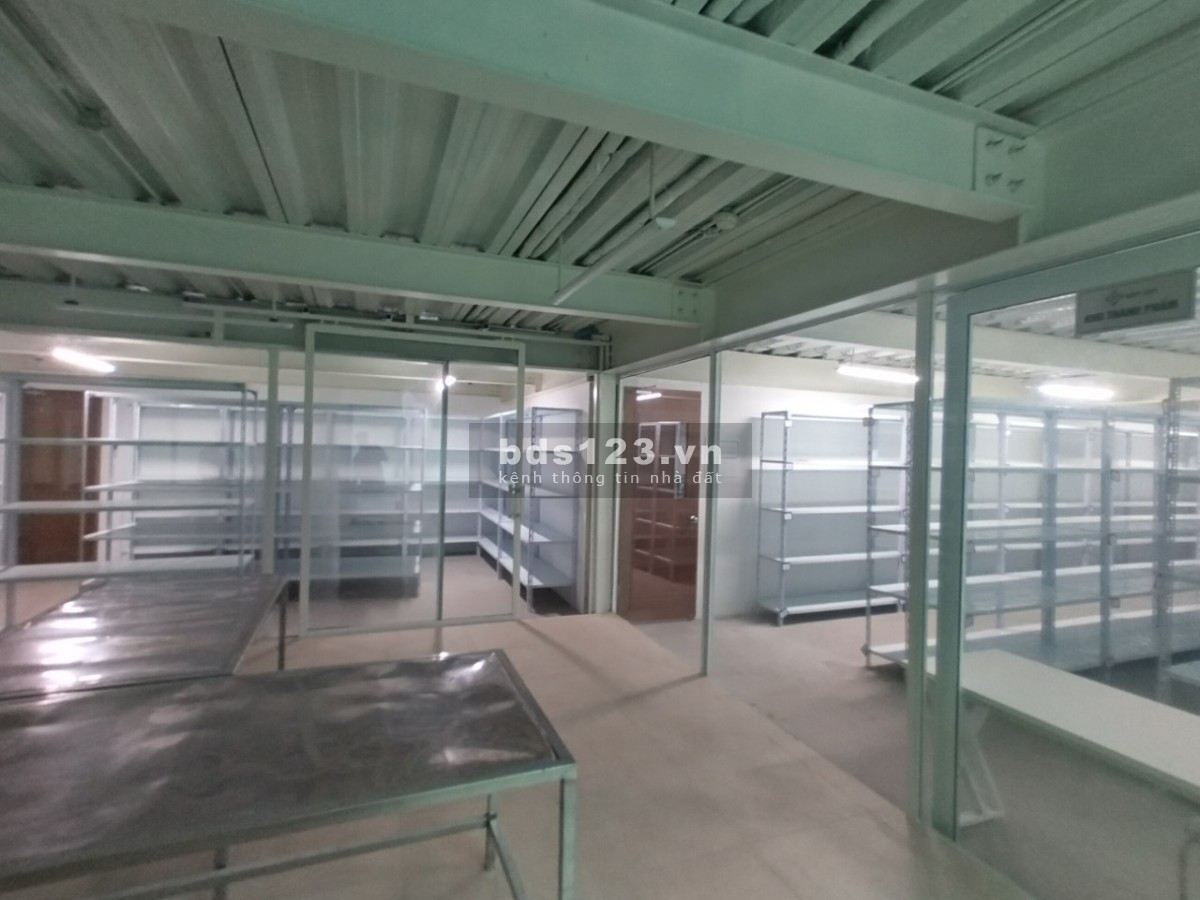 Cho thuê mặt bằng kho 550m2 ở Tôn Đức Thắng. Có sẵn phòng khử trùng, phòng lạnh. Thuê mọi lĩnh vực