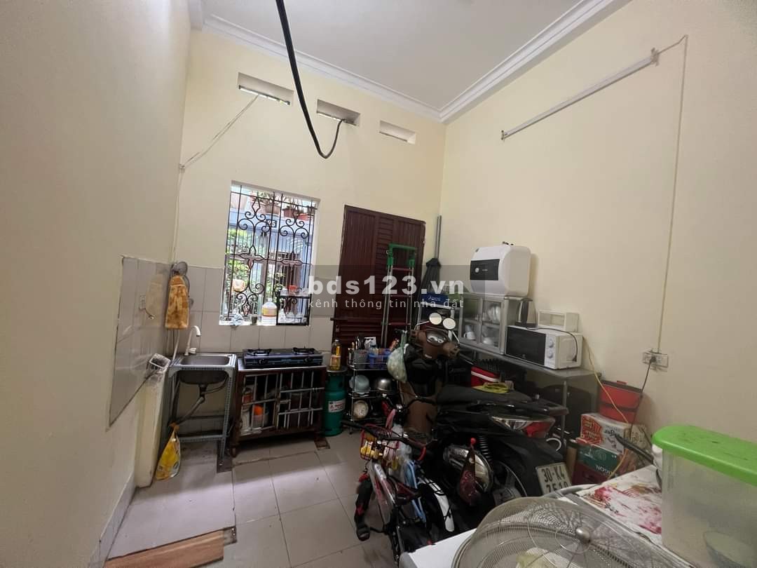 Cho thuê nhà nguyên căn, KD sầm uất, Văn Cao, Ba Đình, 40m2 x 3T, giá: 13Tr/Th (Có TL)