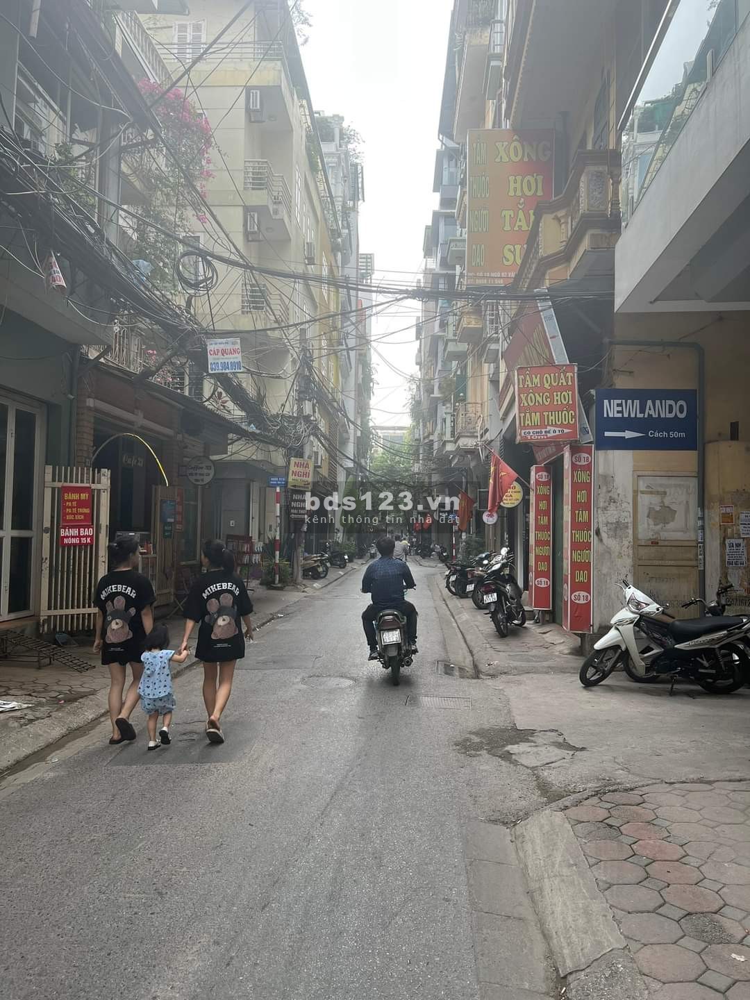 Cho thuê nhà nguyên căn, KD sầm uất, Văn Cao, Ba Đình, 40m2 x 3T, giá: 13Tr/Th (Có TL)