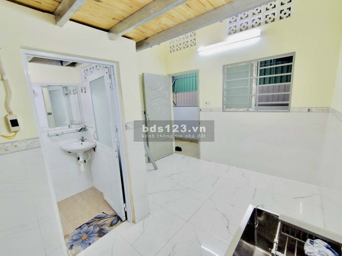 Cho thuê phòng gác cao ngay ngã tư Ga, quận 212