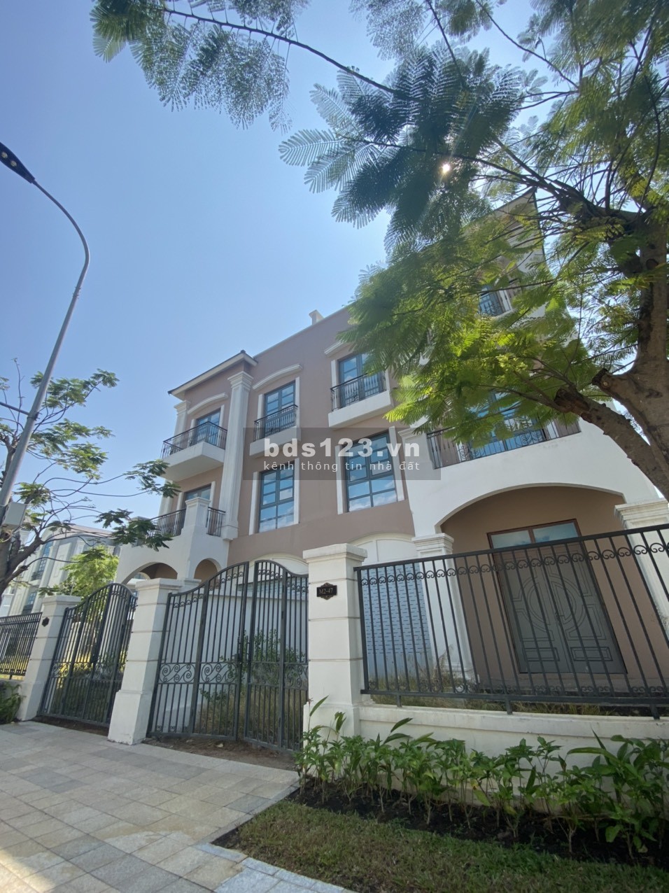 Bán gấp biệt thự song lập 200m2 khu Compound Vinhomes Quận 9 giá 23 tỷ