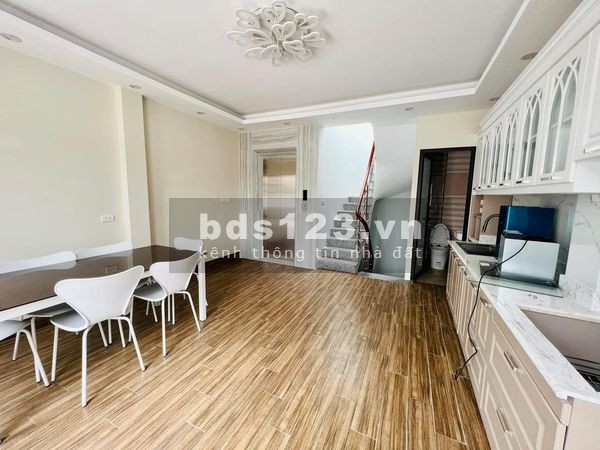 Bán nhà Nguyễn Khang với diện tích 50m2, 5 tầng 4,6 mt. nhỉnh 8 tỷ