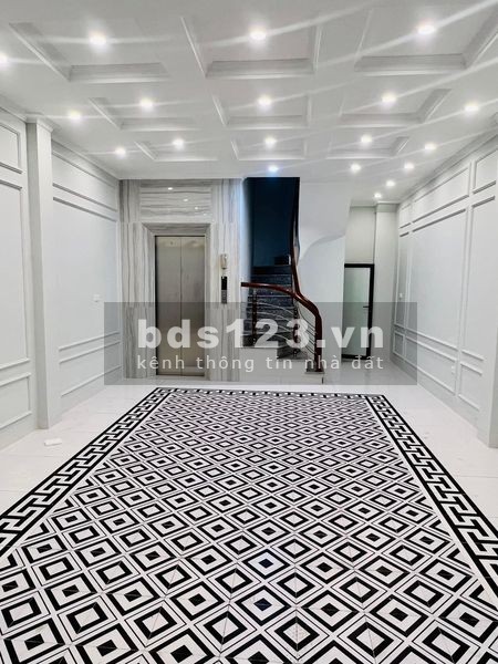 Bán nhà Nguyễn Khang với diện tích 50m2, 5 tầng 4,6 mt. nhỉnh 8 tỷ