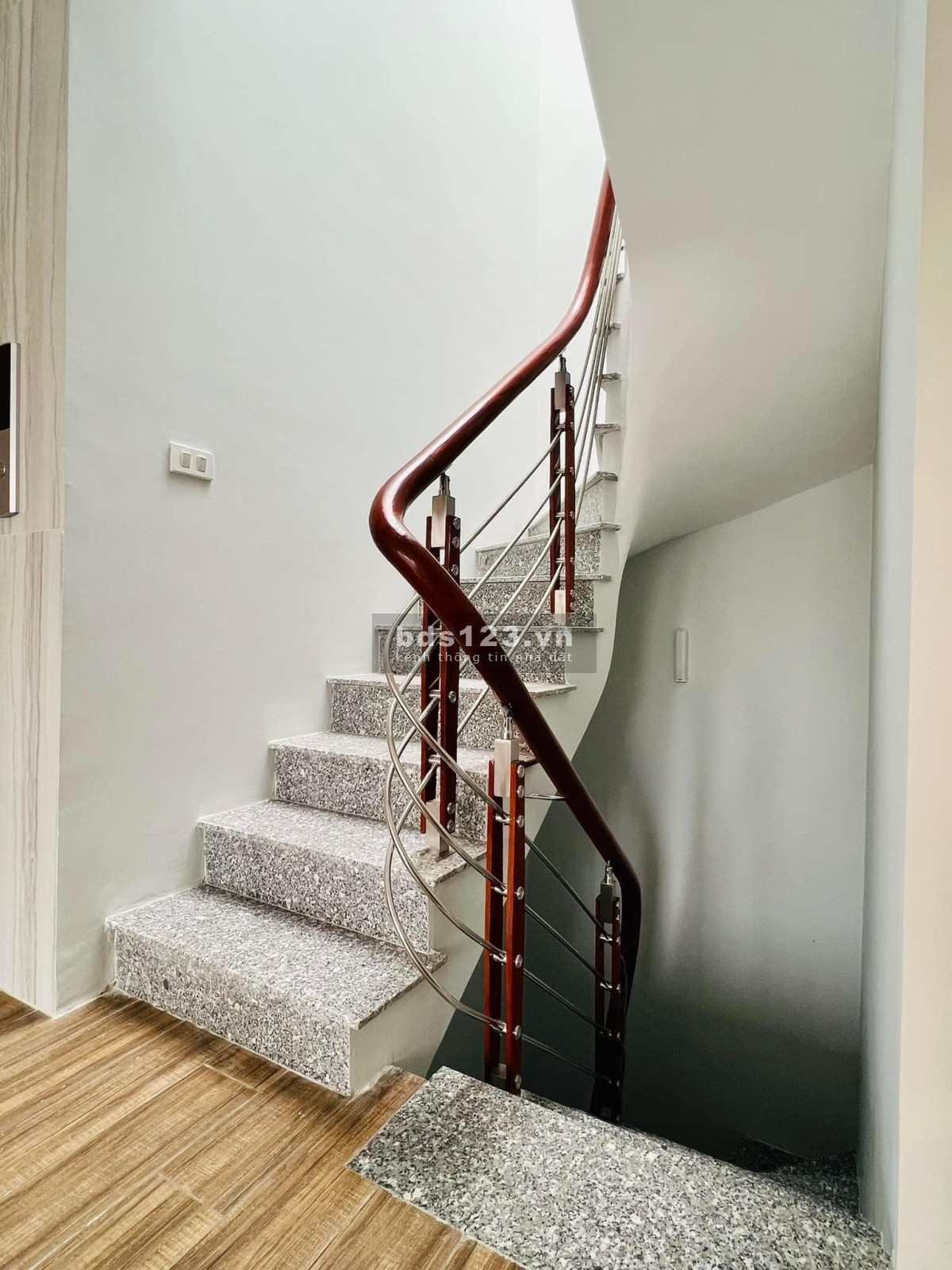 Bán nhà Nguyễn Khang với diện tích 50m2, 5 tầng 4,6 mt. nhỉnh 8 tỷ