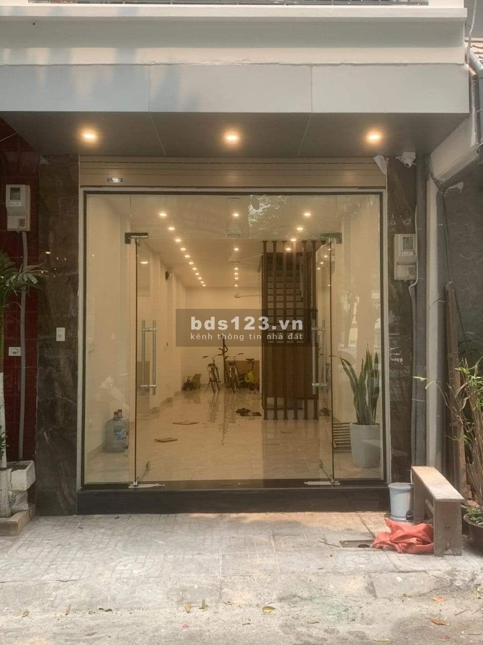 Cho Thuê Tầng 1, Mặt Phố Hoàng Sâm, Cầu Giấy, 50m2, Mt 4m, Giá: 11 Tr/Th. (Có TL)