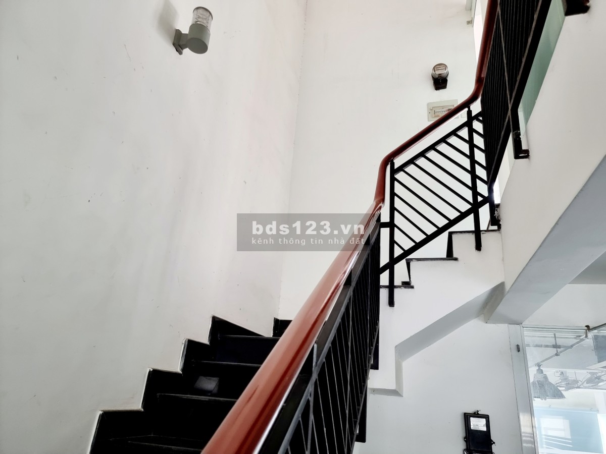 Cho thuê nhanh mặt bằng lầu 1 làm văn phòng DT: 100m2 (không có thang máy)