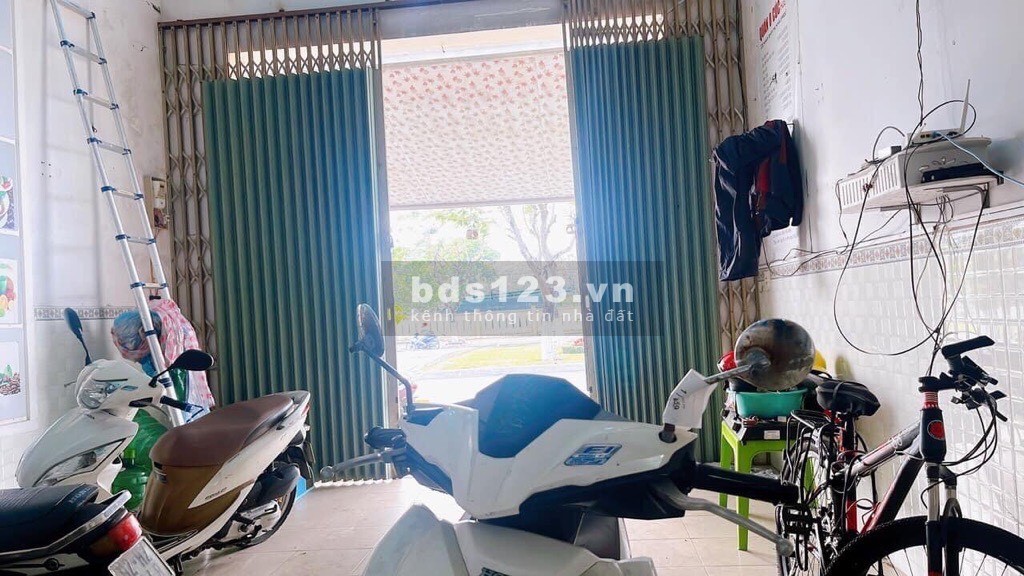 Bán đất tặng nhà 2 tầng MT An Dương Vương, diện tích 100m, đường 30m.