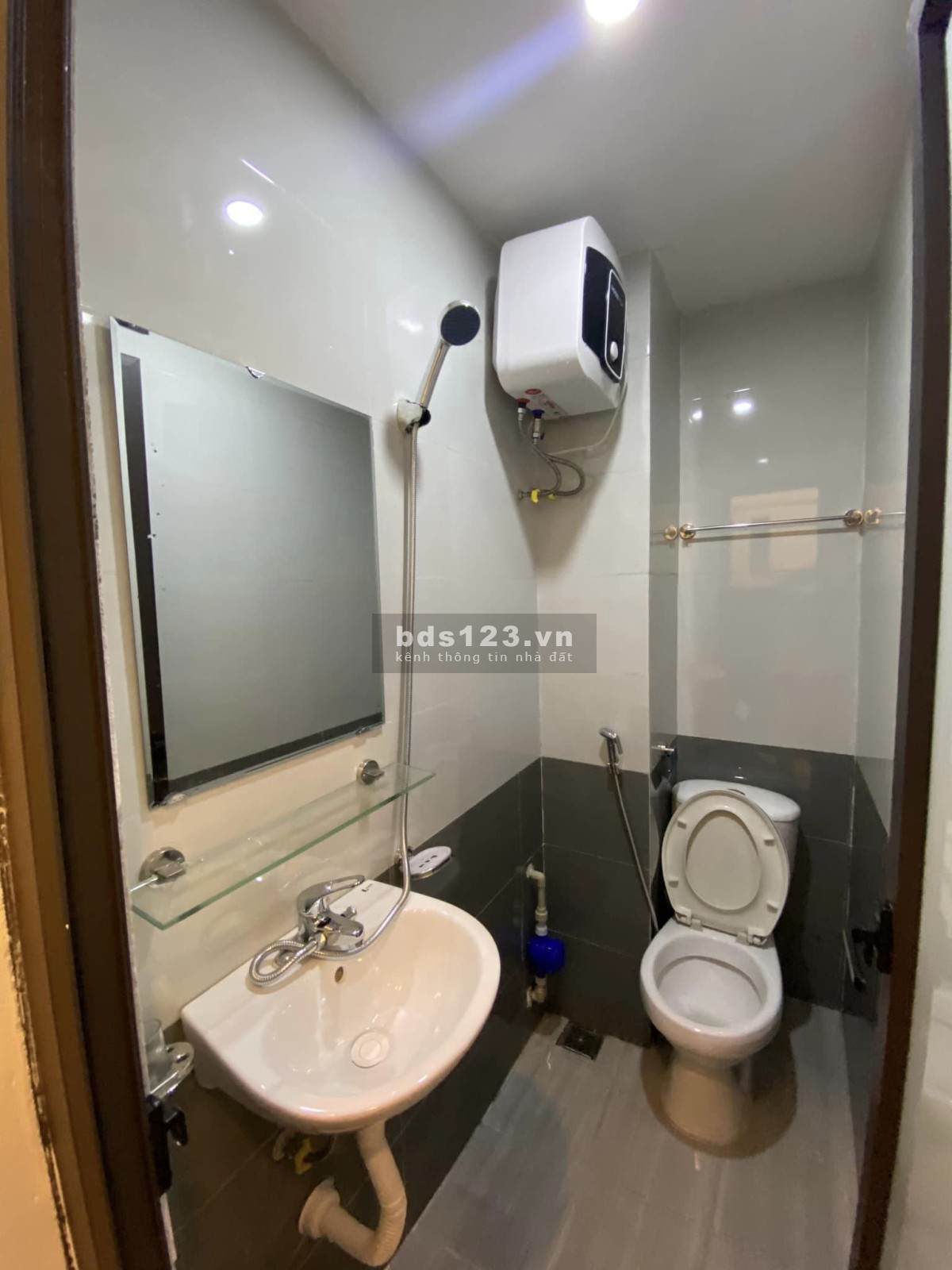 Bán tòa nhà CCMN Cầu Giấy, 45m2 x 5 tầng, 9 Phòng full đồ, dòng tiền 45 triệu/ tháng