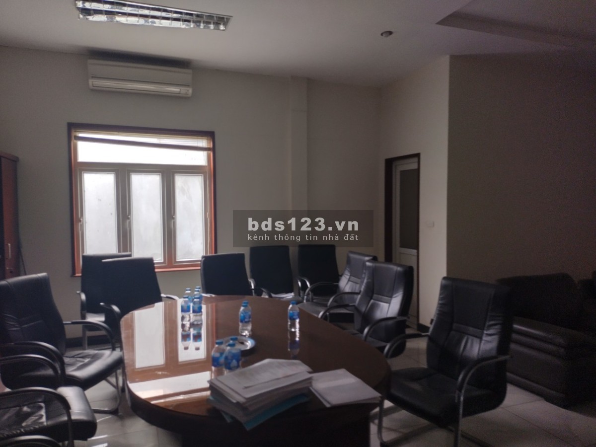 Cho thuê sàn 400m2 và tầng thượng 400m2 ở Thái Hà. Có thể thuê lẻ hoặc cả