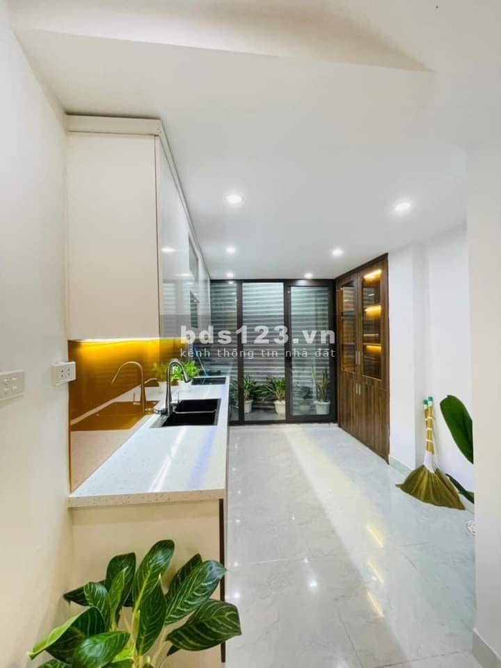 Bán nhà đẹp ở ngay Thái Thịnh, Đống Đa 50m, 5 tầng, mặt tiền 3m, giá 6.2 tỷ.