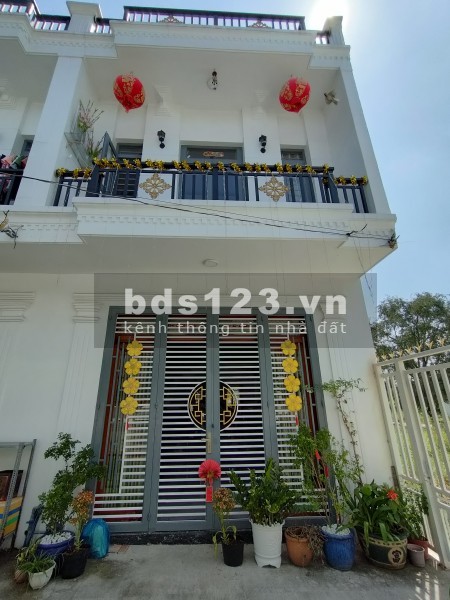 Nhà ngon, xách vali vào ở ngay, sau lưng chợ Bình Chánh