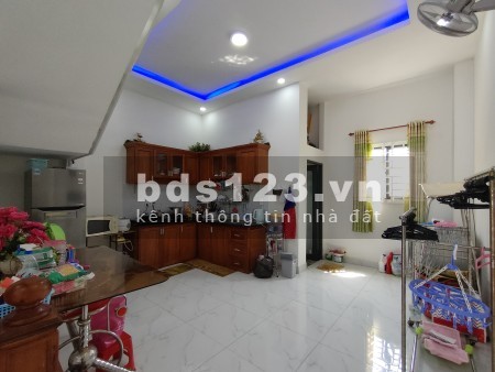 Nhà ngon, xách vali vào ở ngay, sau lưng chợ Bình Chánh