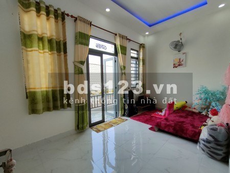 Nhà ngon, xách vali vào ở ngay, sau lưng chợ Bình Chánh